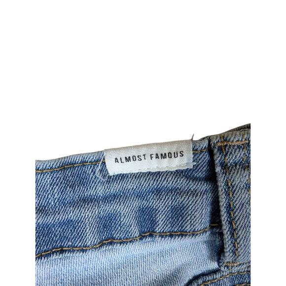 Almost Famous Womens Size 9 Two-Tone Cropped Distressed Raw Hem Jeans - Picture 6 of 9